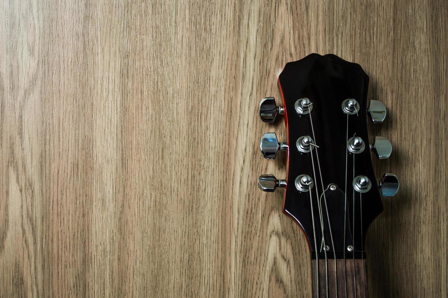 closeup de guitarra elétrica vermelha em fundo preto foto