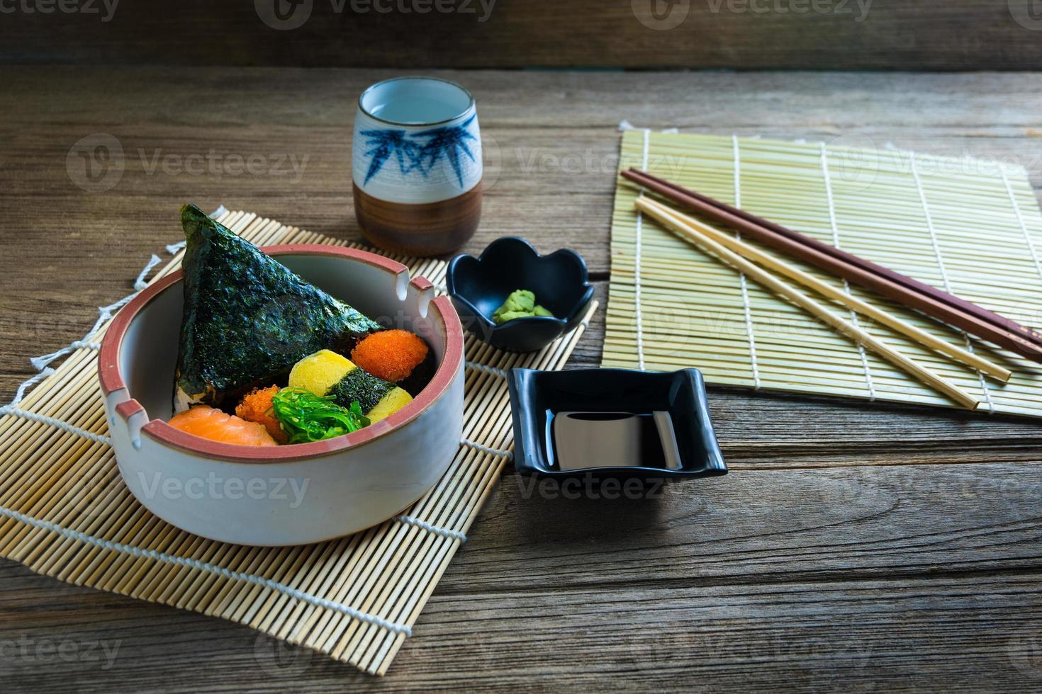 conjunto de sushi servido em mesa de madeira foto