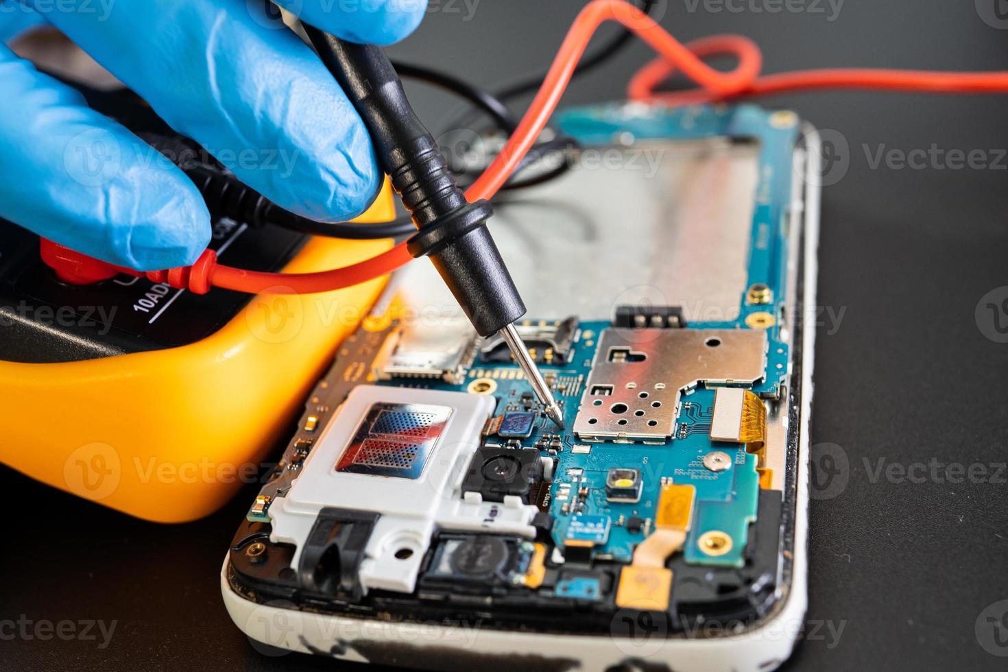 técnico que repara dentro do telefone móvel por circuito integrado de ferro de solda o conceito de tecnologia de hardware de dados foto
