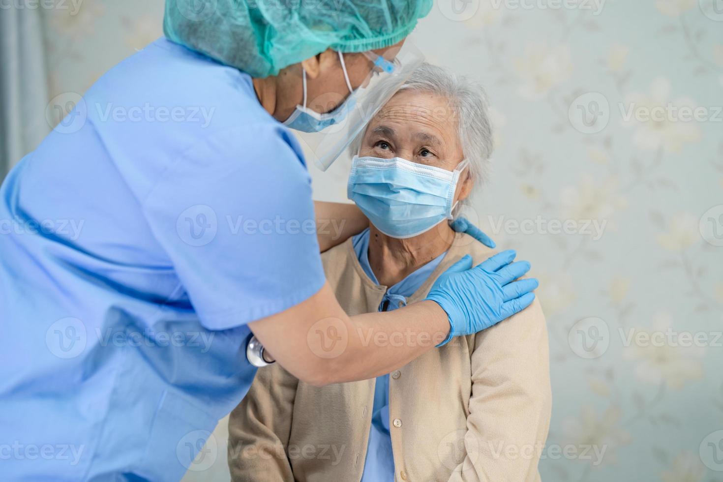 Paciente asiático, senhora idosa ou idosa, usando uma máscara facial novo normal no hospital para proteger a infecção de segurança covid 19 coronavírus foto