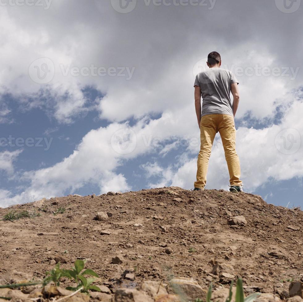 homem caminhando na montanha em bilbao espanha foto