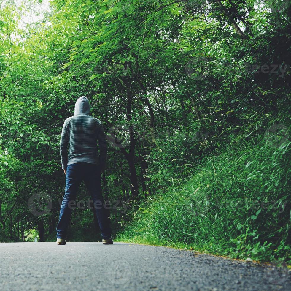 homem caminhando na montanha foto