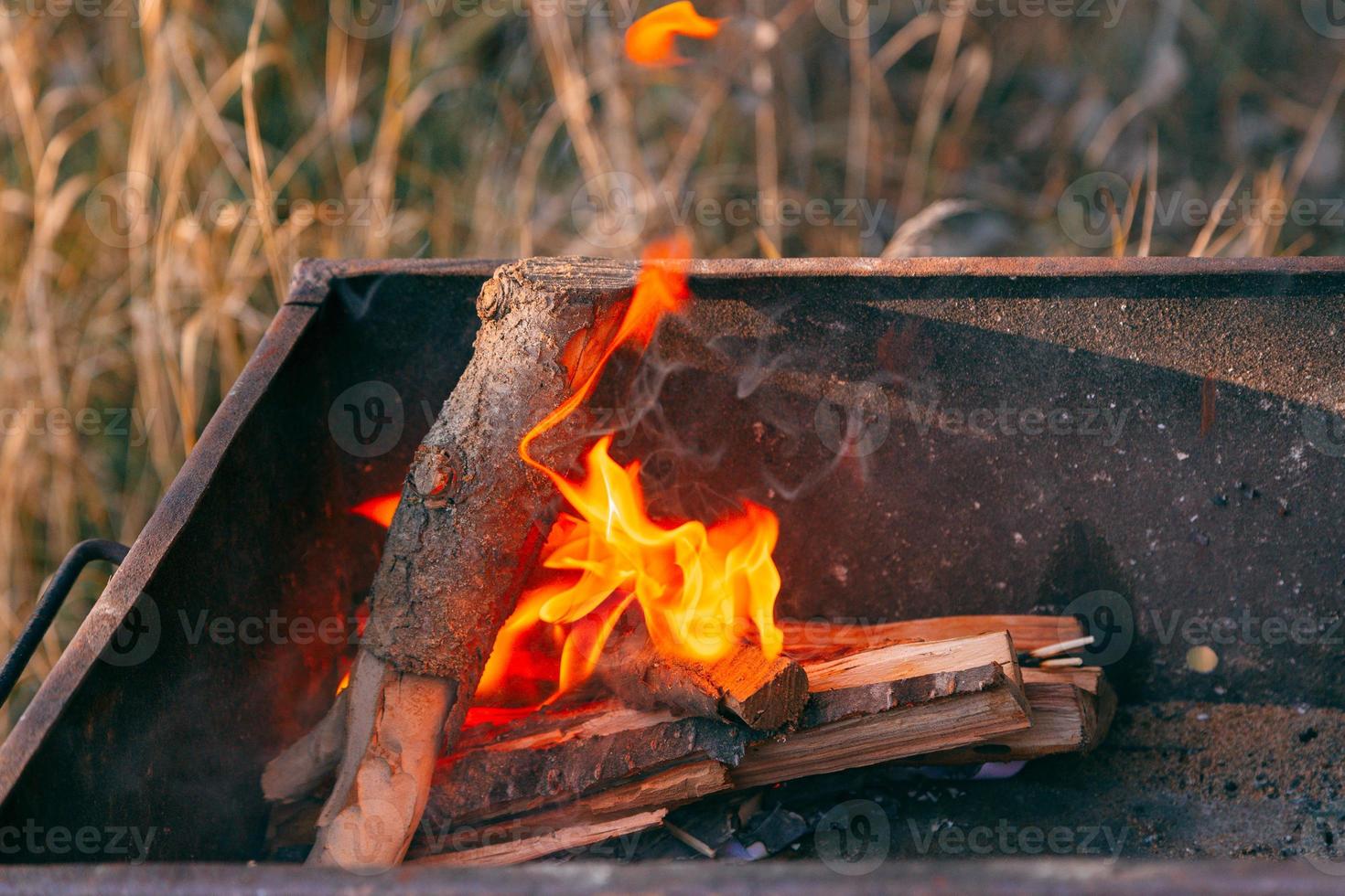 queimando carvão no fogo para churrasco foto