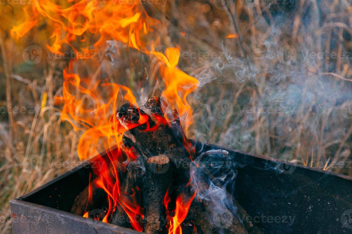 queimando carvão no fogo para churrasco foto