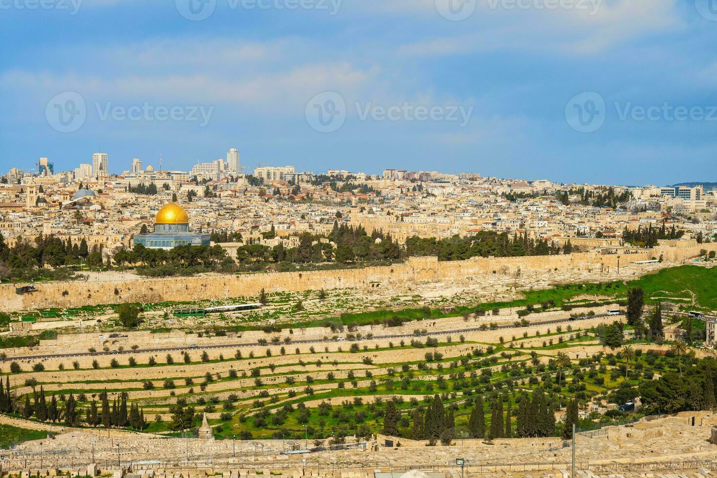 cúpula do a Rocha e velho cidade do Jerusalém dentro Israel foto