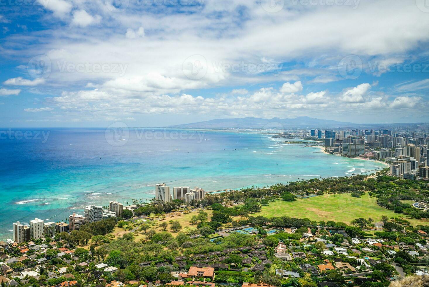 Visão sobre honolulu a partir de diamante cabeça montanha dentro oahu, Havaí, nos foto