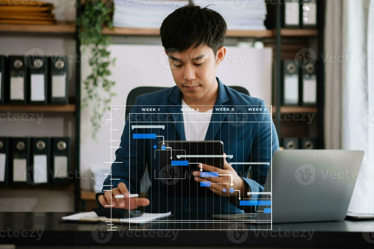 gerente de projeto trabalhando e atualizando tarefas com planejamento de progresso de marcos e diagrama de programação de gráfico de Gantt. negócios trabalhando com smartphone, tablet e laptop foto