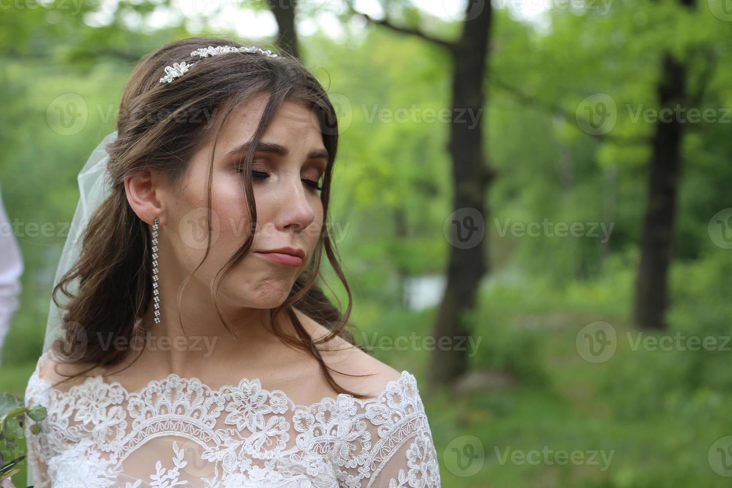 fotografia de casamento em estilo rústico - emoções da noiva na natureza foto