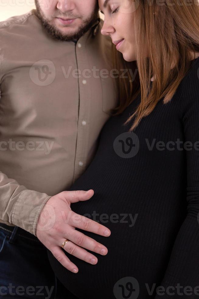 um jovem casal esperando um bebê foto