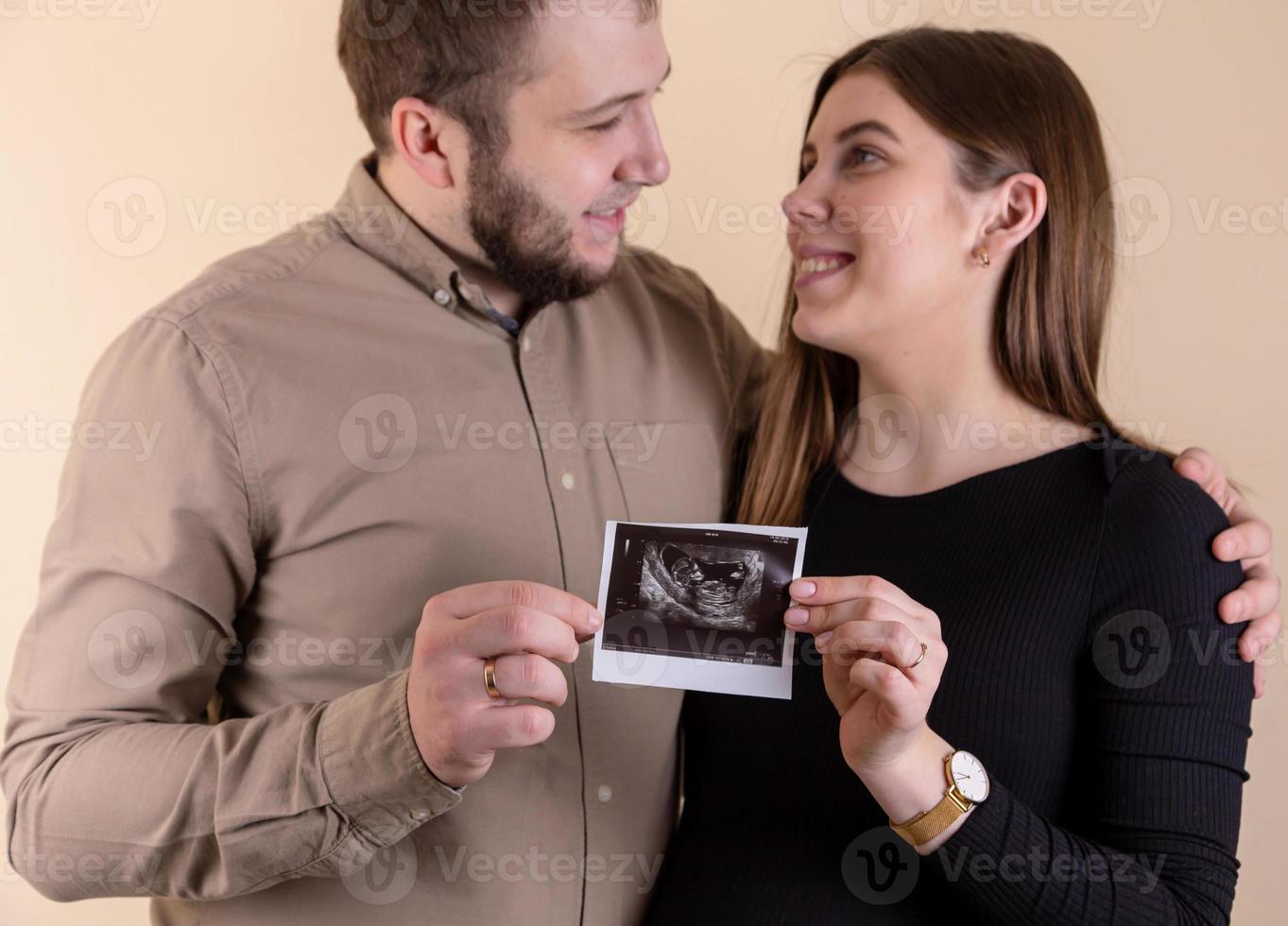 gravidez mulher grávida segurando um pequeno tiro esperando por uma criança foto