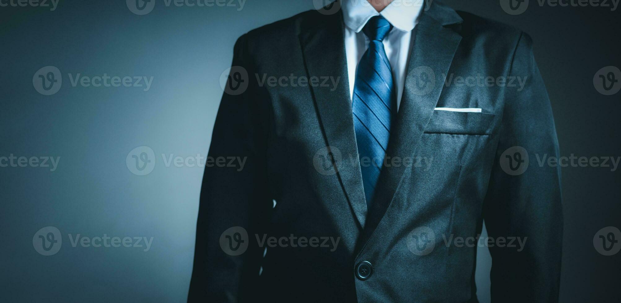 homem de negocios em pé em Sombrio gradiente fundo. o negócio conceito. terno. foto