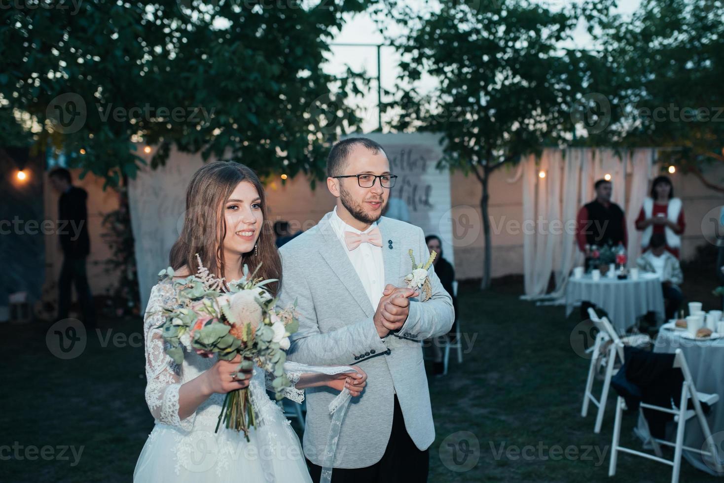 fotografia de casamento das emoções da noiva e do noivo em diferentes locais foto