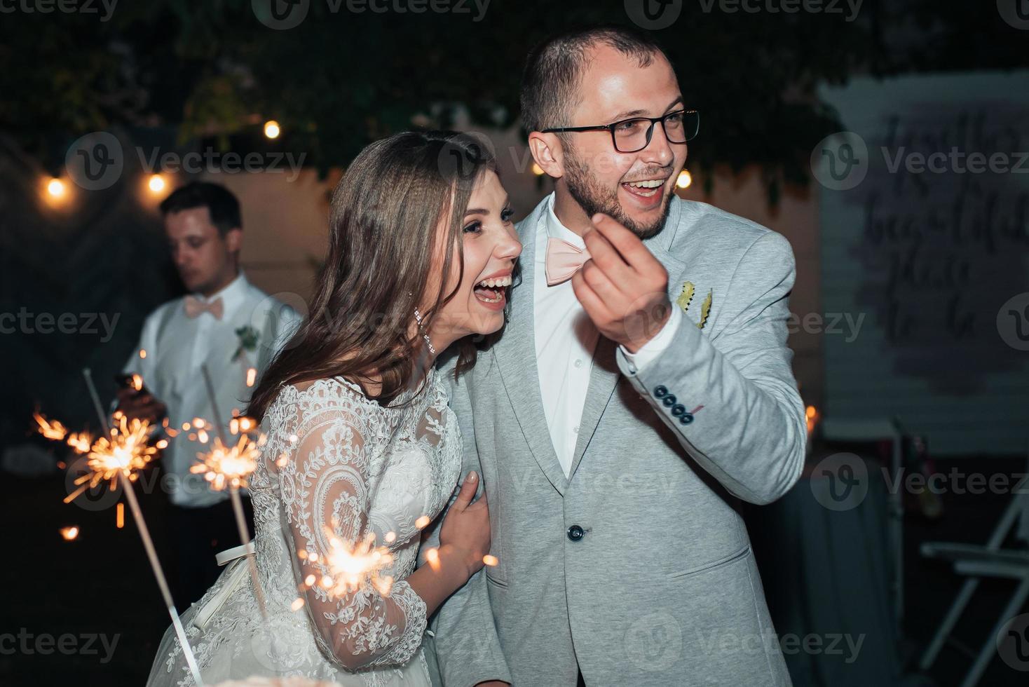 fotografia de casamento das emoções da noiva e do noivo em diferentes locais foto