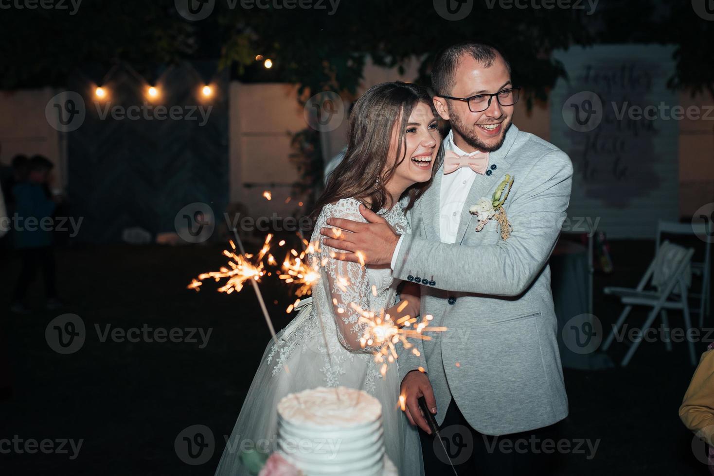 fotografia de casamento das emoções da noiva e do noivo em diferentes locais foto