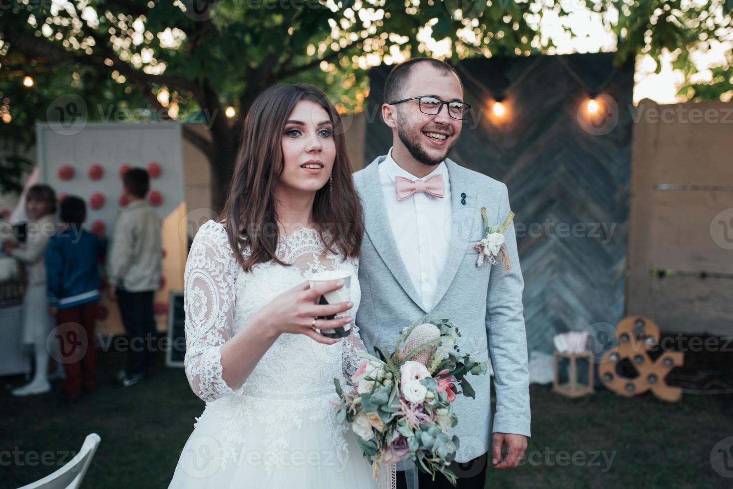 fotografia de casamento das emoções da noiva e do noivo em diferentes locais foto