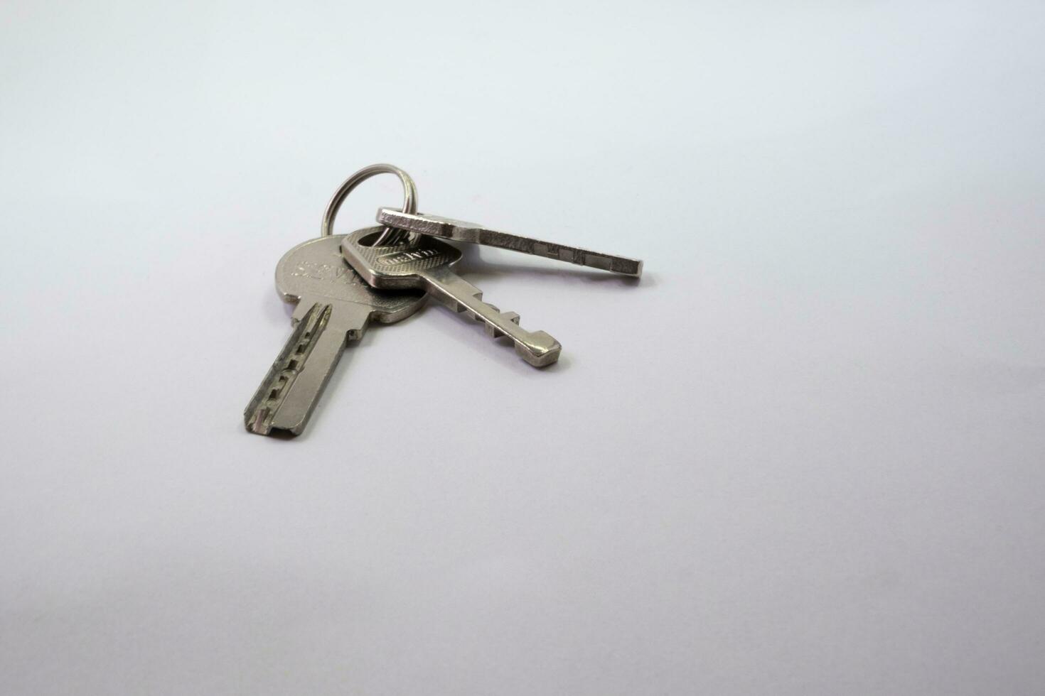 três chaves isolado em branco foto