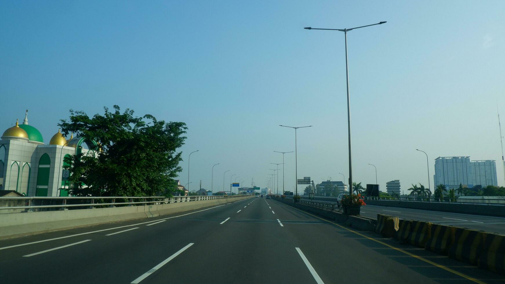 a esvaziar Jacarta interior anel Pedágio estrada é incomum Porque a cidade é normalmente congestionado. foto