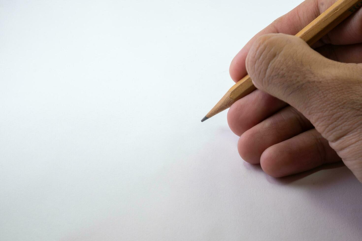 isolado mão segurando uma lápis em branco foto