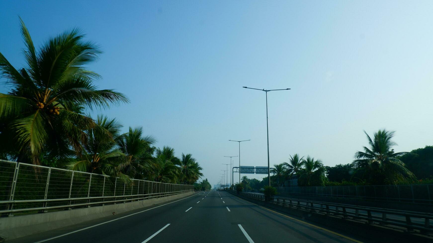 a esvaziar Jacarta interior anel Pedágio estrada é incomum Porque a cidade é normalmente congestionado. foto