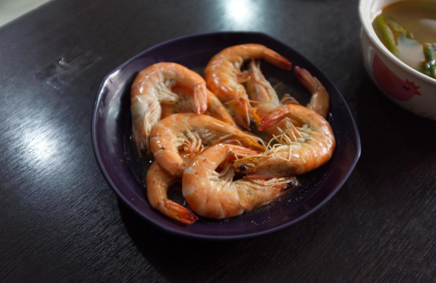 camarões e camarões, frutos do mar tailandeses foto