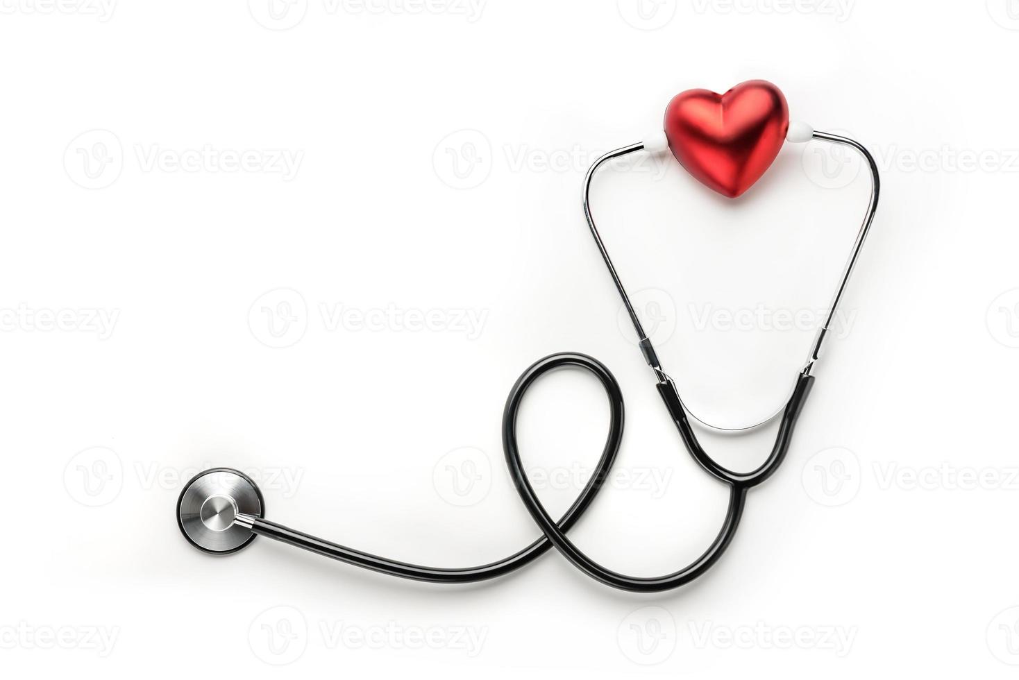 coração vermelho e estetoscópio médico em um fundo branco com espaço de cópia foto