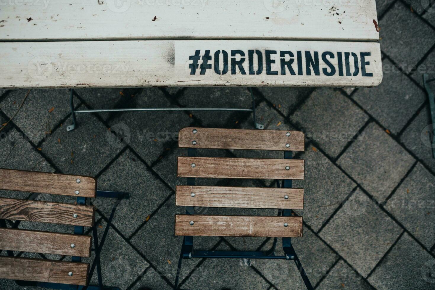 a esvaziar de madeira branco mesa dentro a Cerveja bar jardim depois de a estação com a hashtag e letras em isto foto