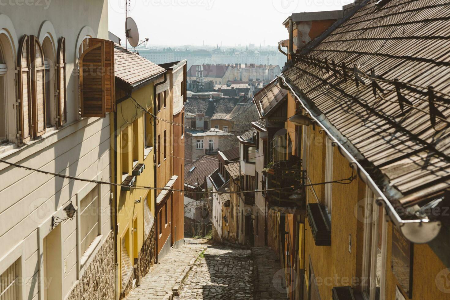 1 do a mais antigo rua sem pessoas dentro cidade do Budapeste chamado gul baba rua dentro manhã com paisagem urbana dentro fundo foto