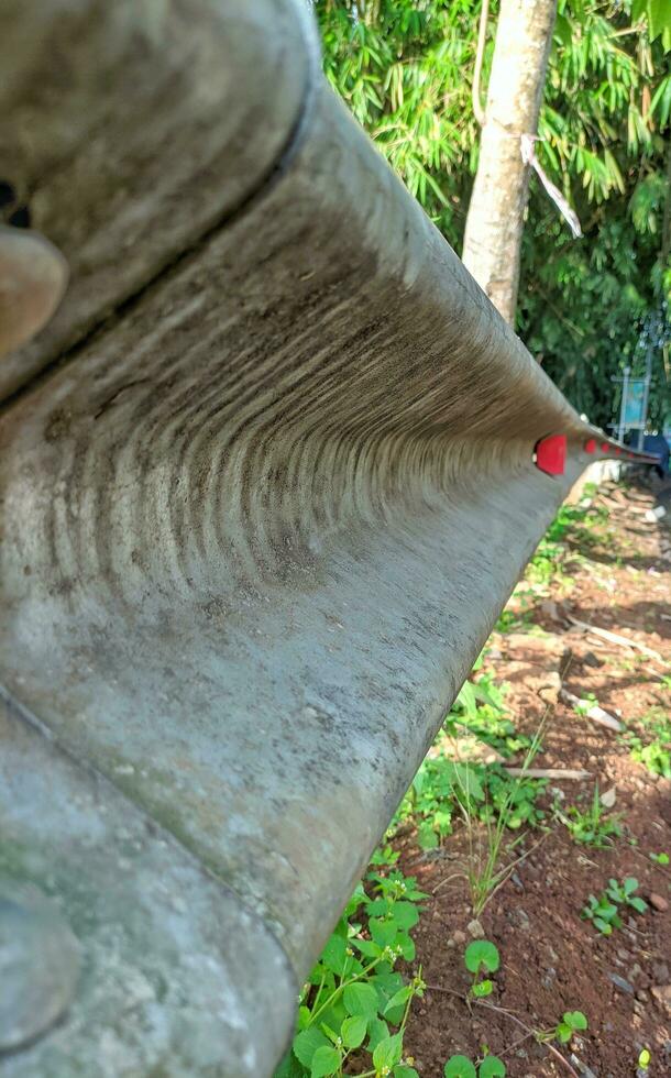 fechar-se e seletivo foco do grades de proteção postes coberto amortecedor feixe. metal proteção barreira. aço guarda trilho barreira com reflexivo placa. motoristas segurança conceito. foto