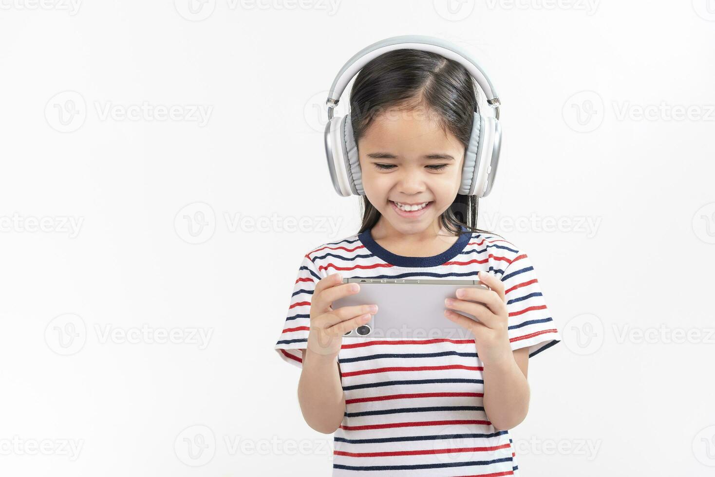 pequeno menina jogar telefone móvel. isolado em branco fundo foto
