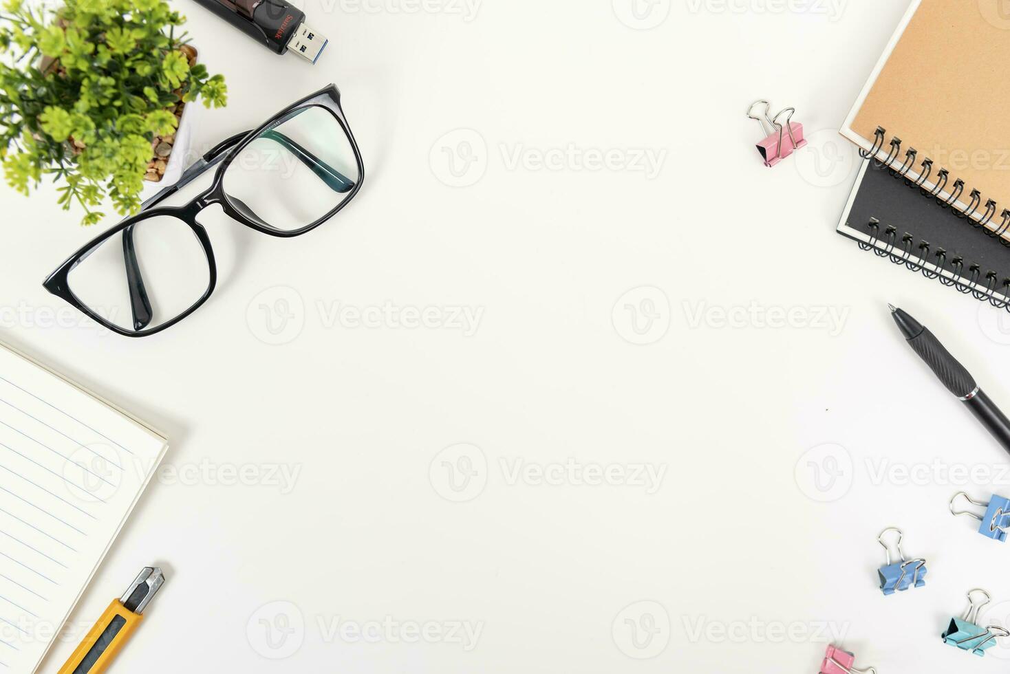 branco escritório escrivaninha mesa topo Visão com cópia de espaço. plano deitar. foto