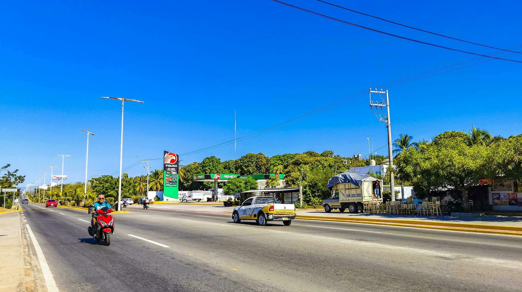 porto escondido Oaxaca México 2023 típica lindo colorida turista rua calçada cidade porto escondido México. foto