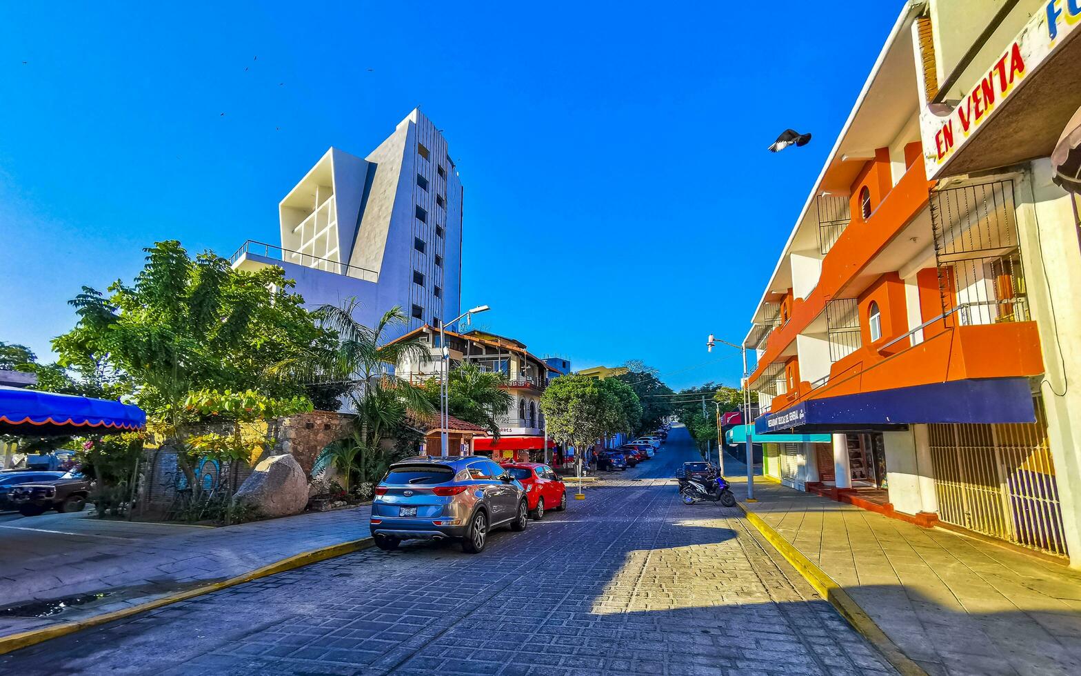 porto escondido Oaxaca México 2023 típica lindo colorida turista rua calçada cidade porto escondido México. foto