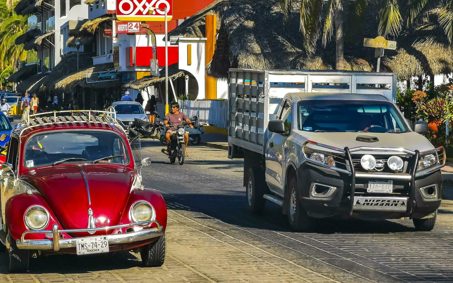 porto escondido Oaxaca México 2023 típica lindo colorida turista rua calçada cidade porto escondido México. foto