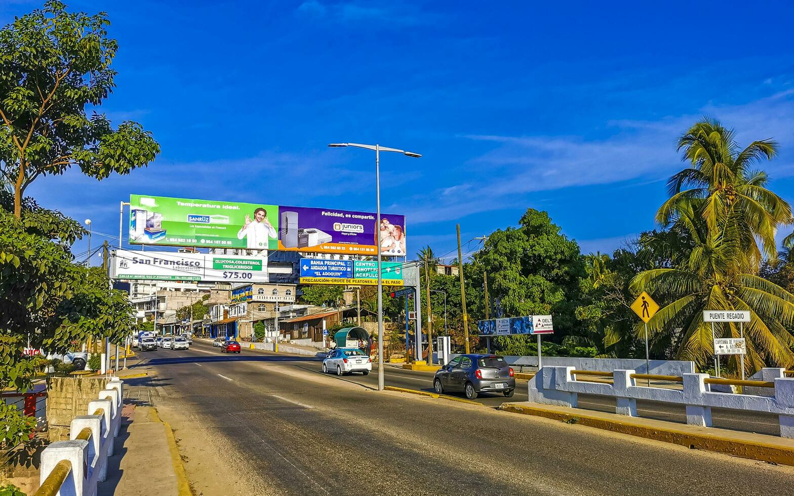 porto escondido Oaxaca México 2023 típica lindo colorida turista rua calçada cidade porto escondido México. foto