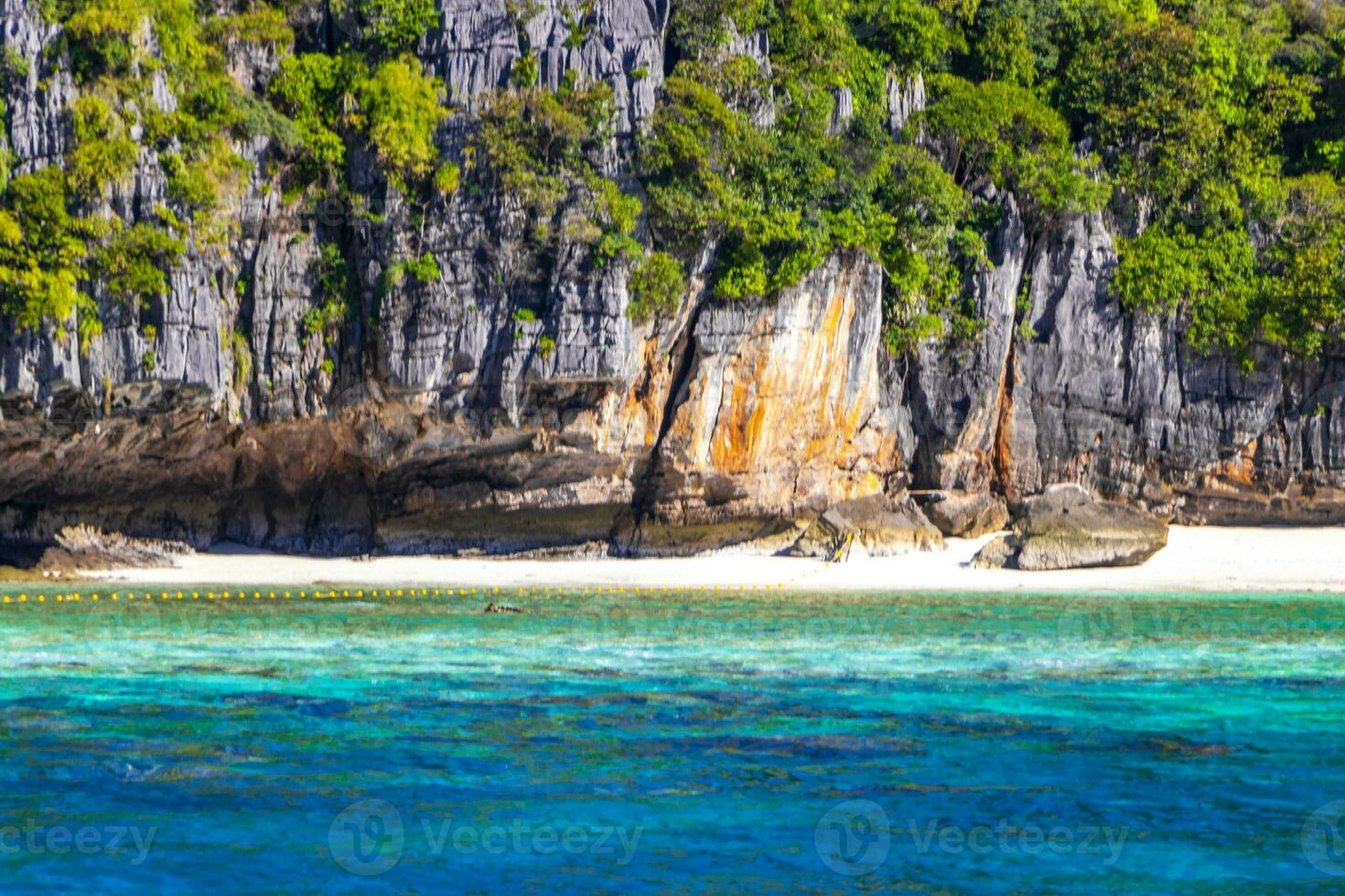 koh phi phi leh Tailândia ilha de praia lagoa calcário pedras. foto