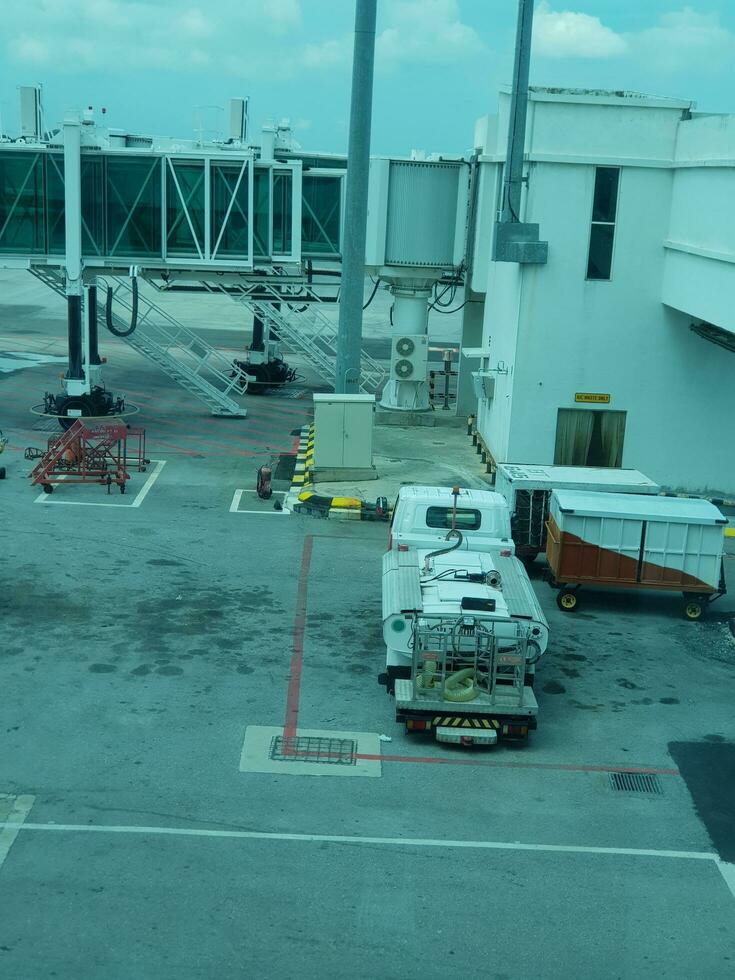 Kuala Lumpur, Malásia dentro pode 2023. a pista e avental do klia terminal 2 aeroporto. foto