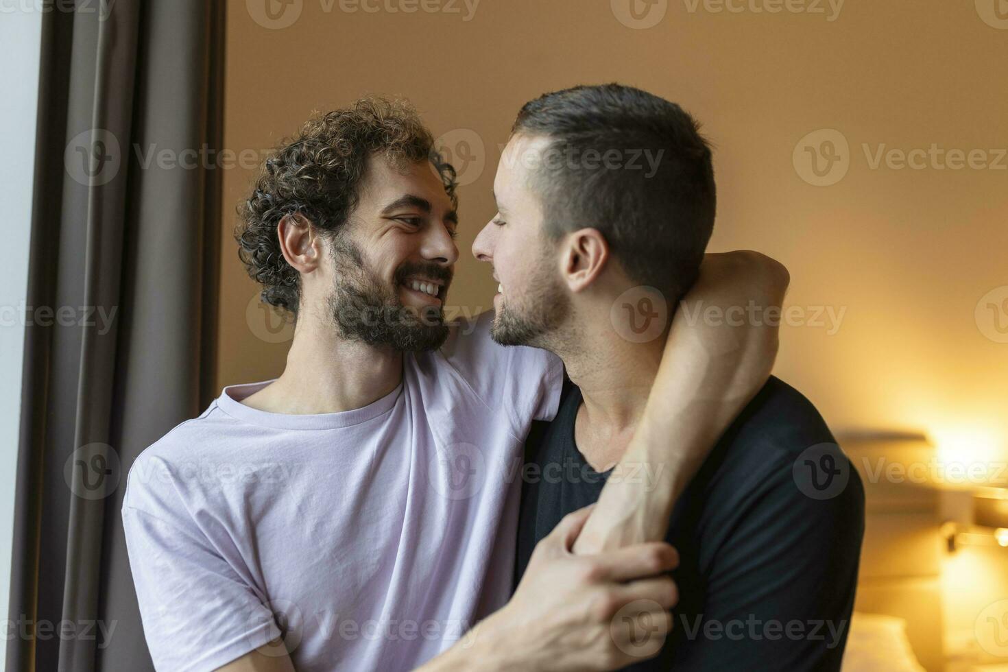 retrato do despreocupado gay casal dentro de casa. feliz gay casal gastos Tempo juntos foto