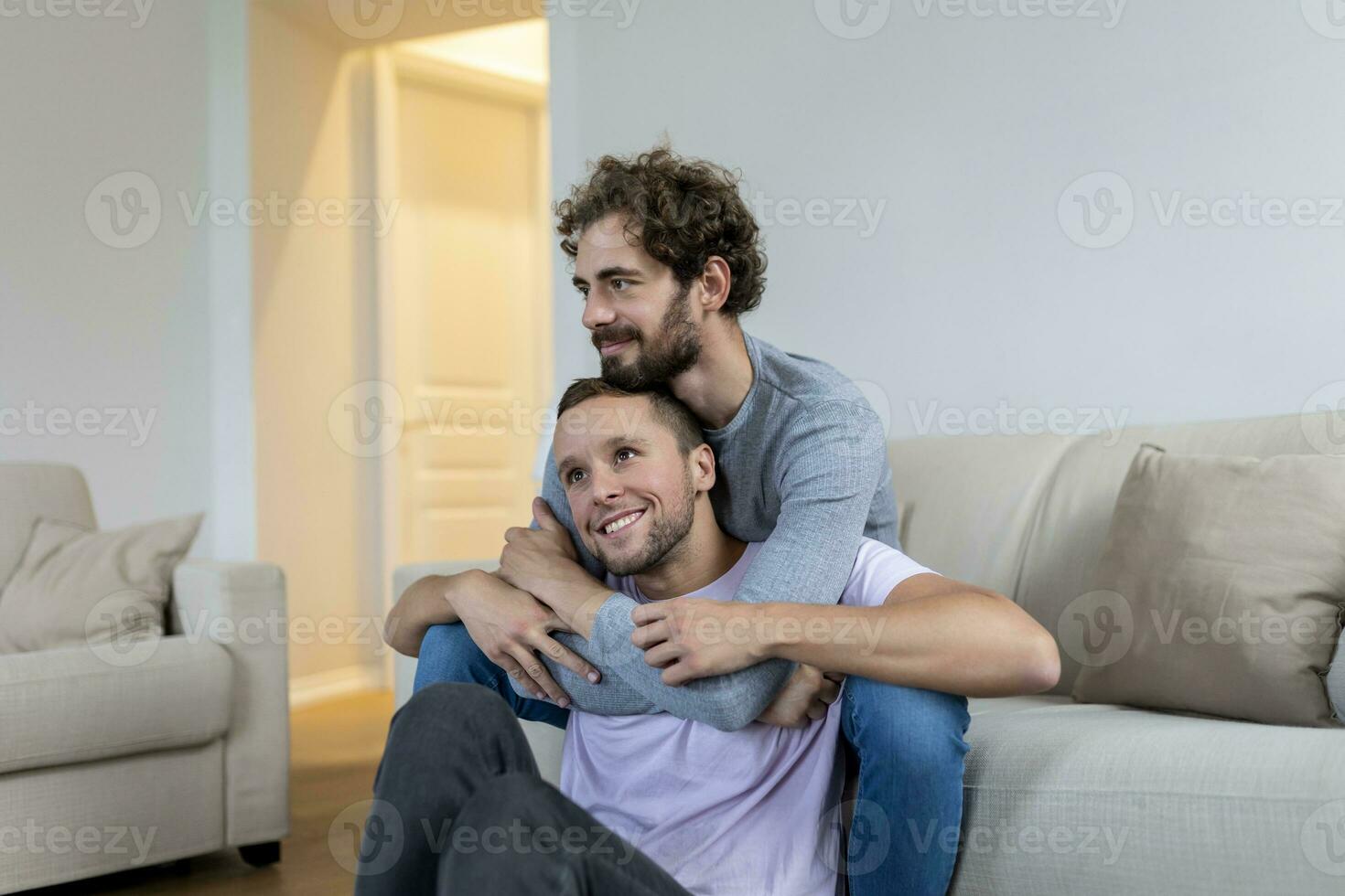 retrato do despreocupado gay casal dentro de casa. feliz gay casal gastos Tempo juntos foto