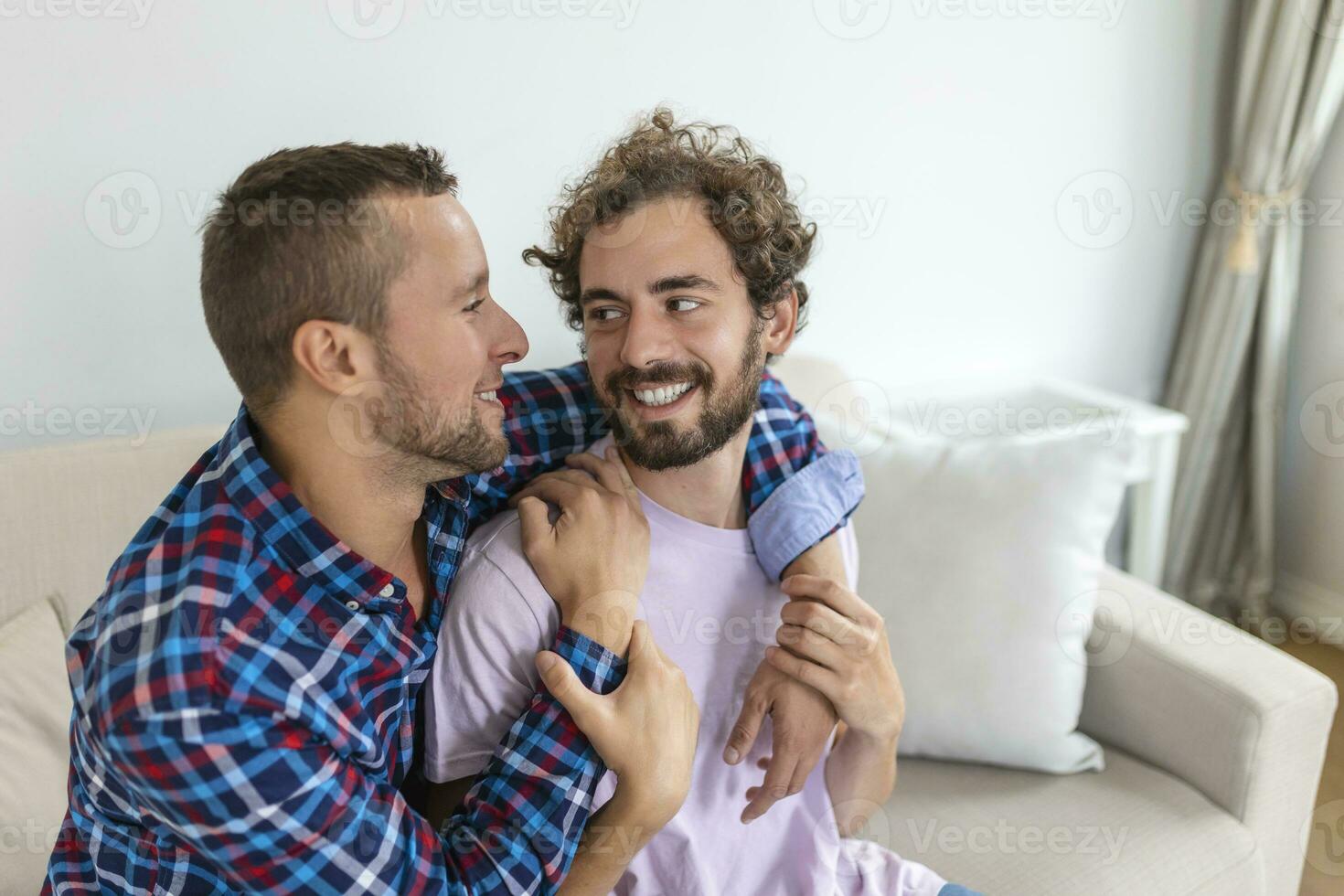 alegre jovem gay casal sentado junto. dois afetuoso masculino amantes sorridente alegremente enquanto abraçando cada outro. jovem gay cupê ser romântico. foto