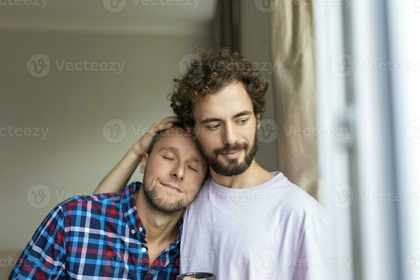 alegre jovem gay casal sentado junto. dois afetuoso masculino amantes sorridente alegremente enquanto abraçando cada outro. jovem gay cupê ser romântico. foto