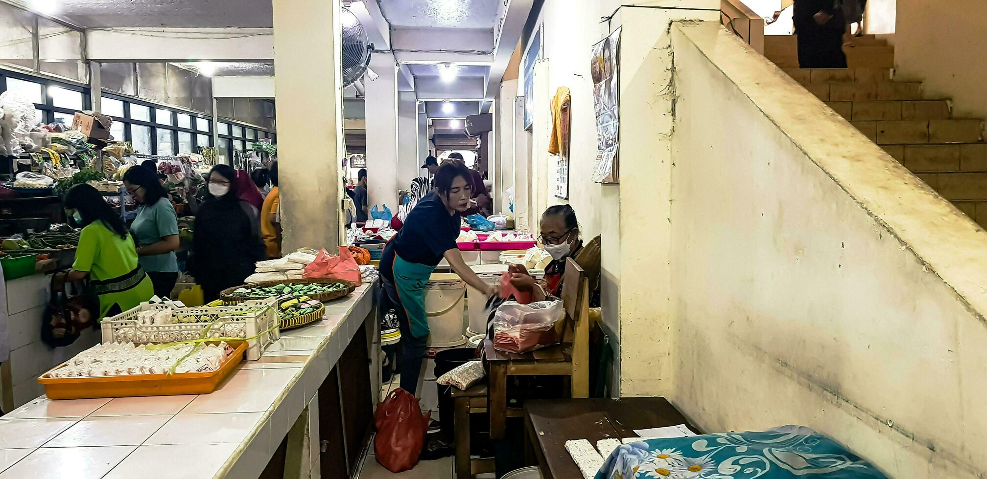 surakarta, central Java, Indonésia, 02 Junho 2023, kadipolo molhado mercado ásia local pessoas Comprar e vender seus diariamente necessidades foto