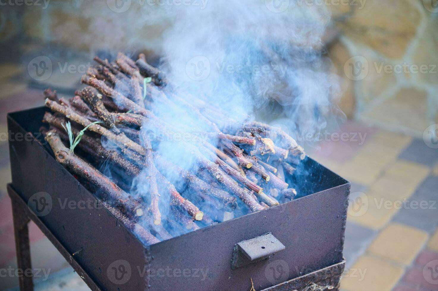 fumaça chegando a partir de uma quente churrasco fogo sobre uma Preto grade foto