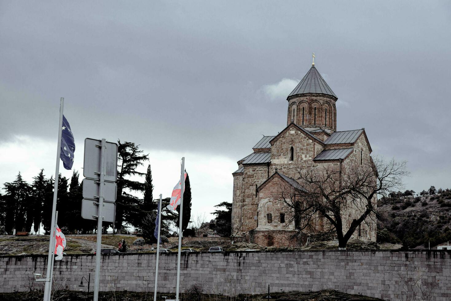 tbilisi, geórgia - janeiro 08, 2023 vermelho tijolo ortodoxo Igreja dentro tbilisi geórgia foto