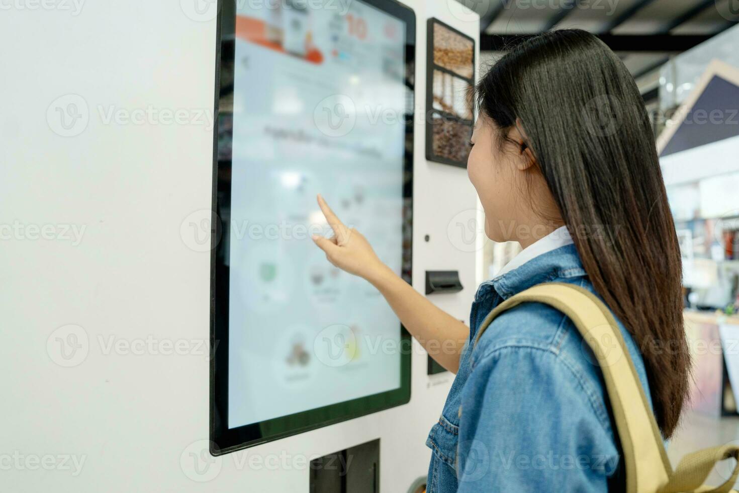 ásia fêmea turista escolhendo café cardápio a partir de vending máquina foto