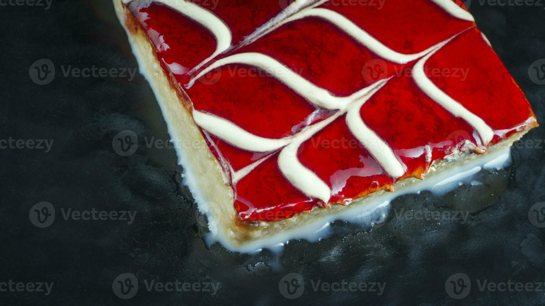 caramelo trilice ou tres leches bolo ,turco sobremesa cobertura do bolo Visão em Preto fundo foto