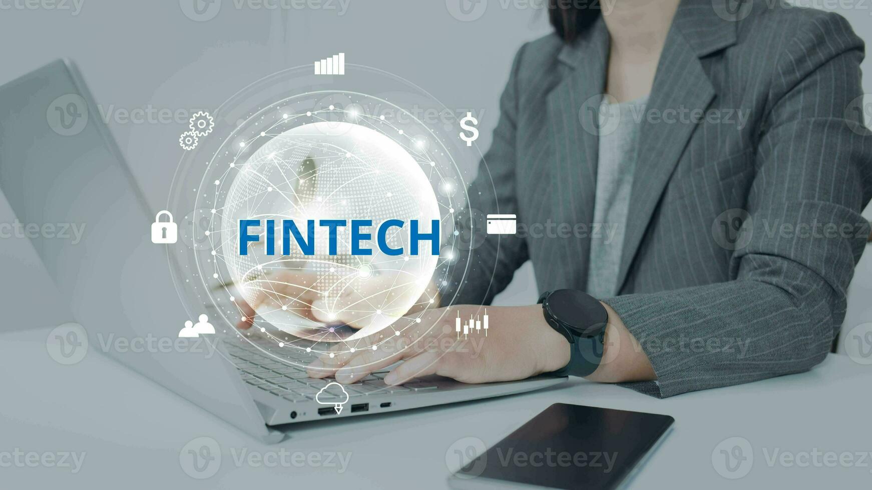 empresária tocante em Móvel e computador fintech. Internet do coisas muito tecnologia conceito. digital dinheiro transferir. financeiro tecnologia. foto