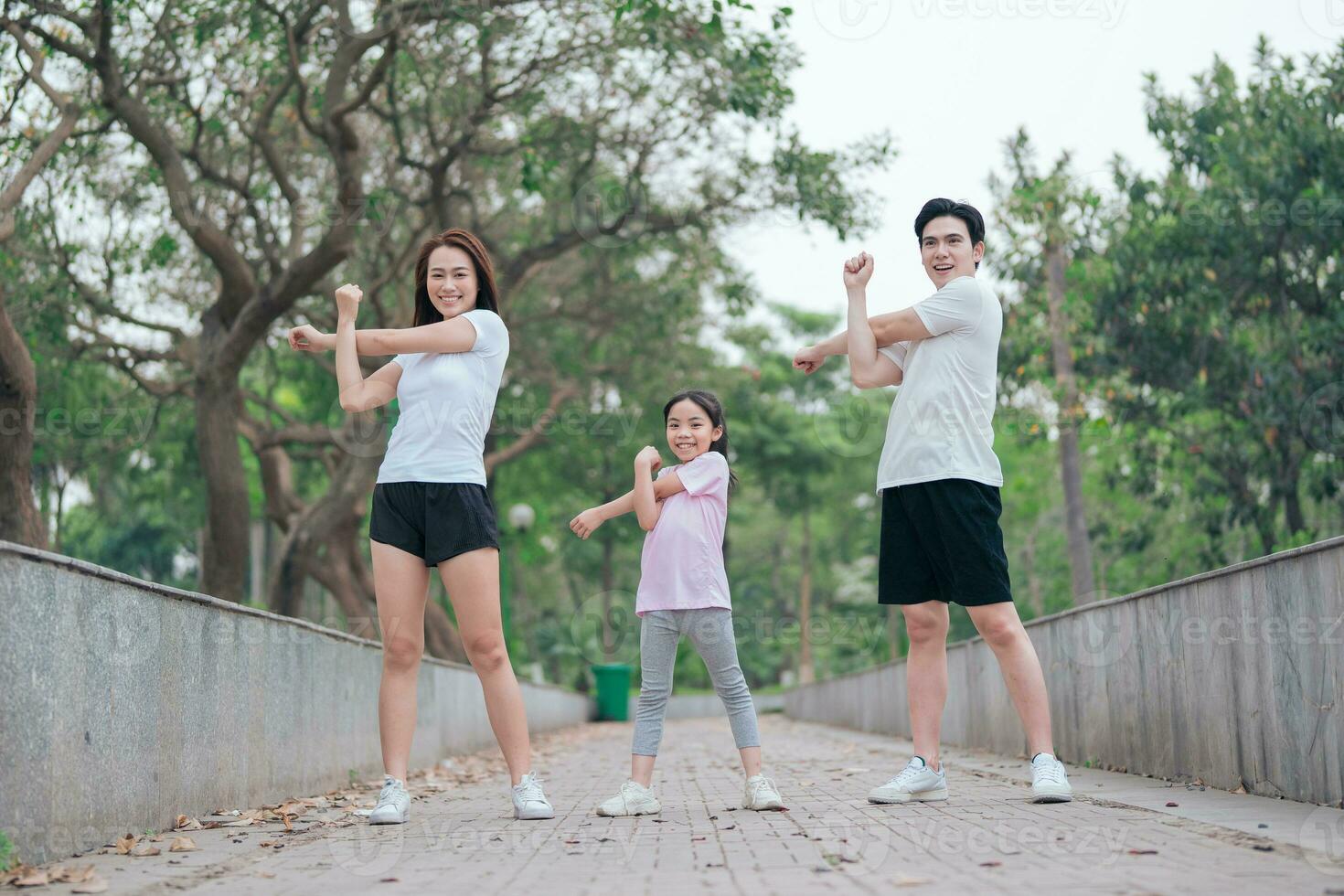 foto do jovem ásia família exercício às parque