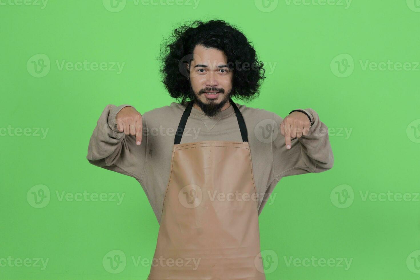 pose do uma masculino barman vestindo uma Castanho avental foto