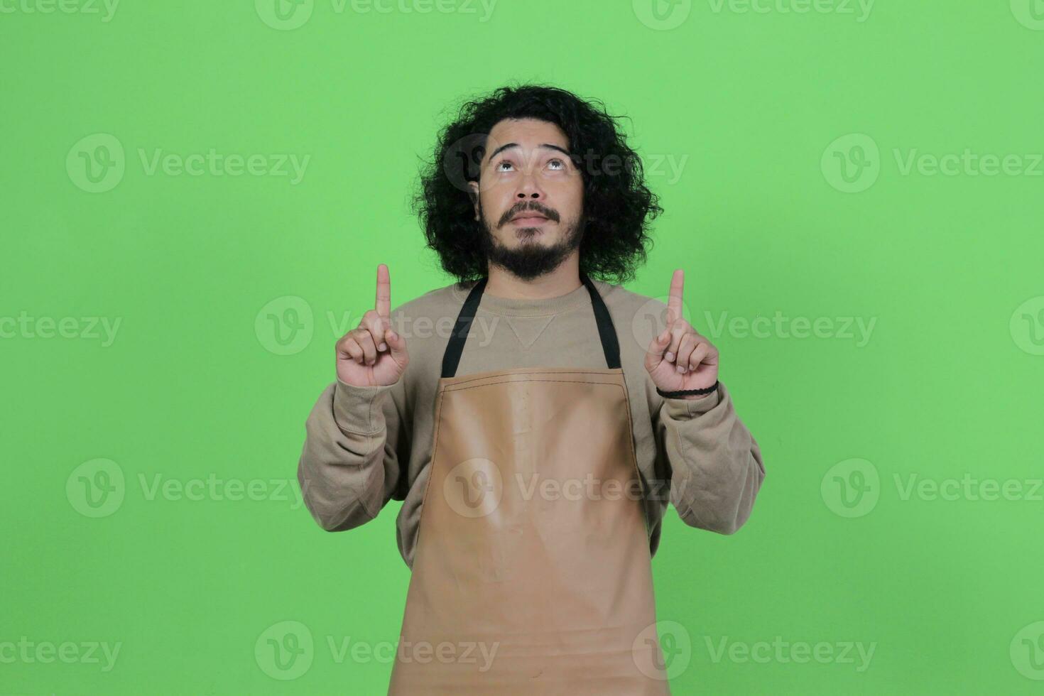 pose do uma masculino barman vestindo uma Castanho avental foto