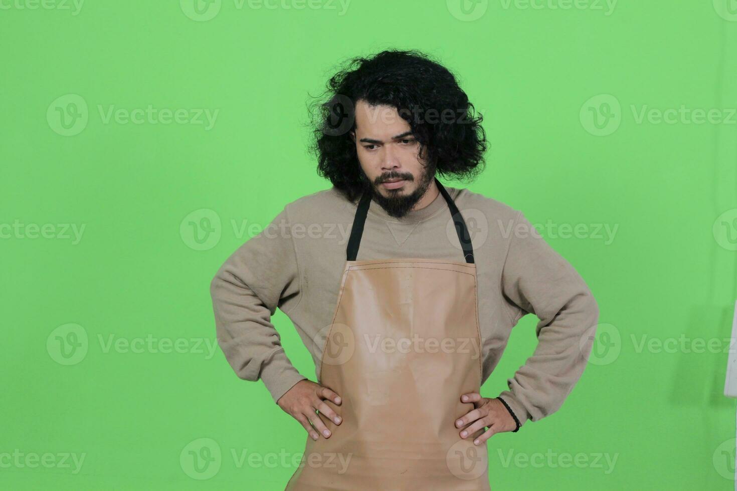 pose do uma masculino barman vestindo uma Castanho avental foto